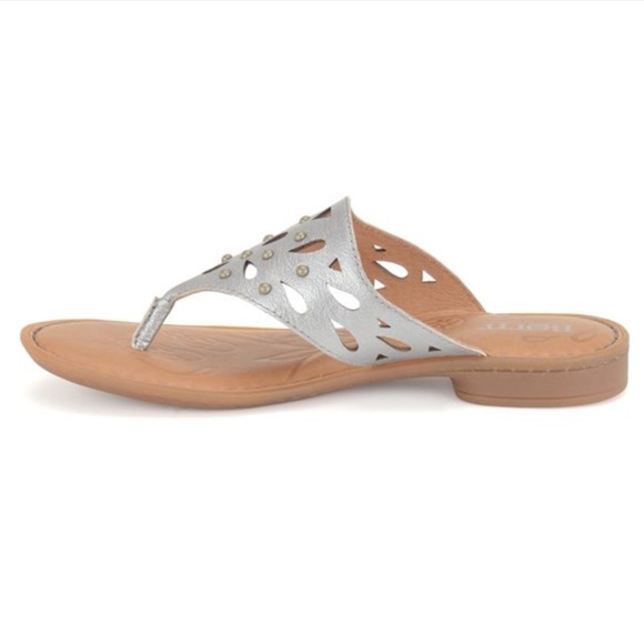 Born Shoes Akala Silver Metallic Leather Thong Sandals - Picture 1 of 14